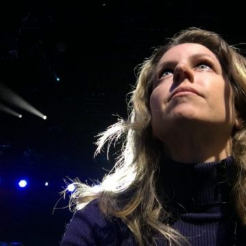 dramatic backstage Idol shot