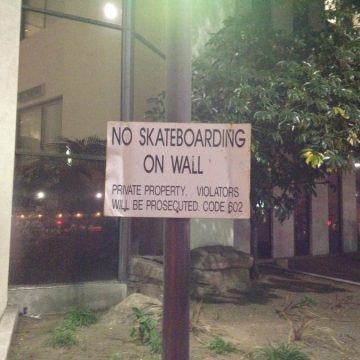 no skateboarding on wall signage